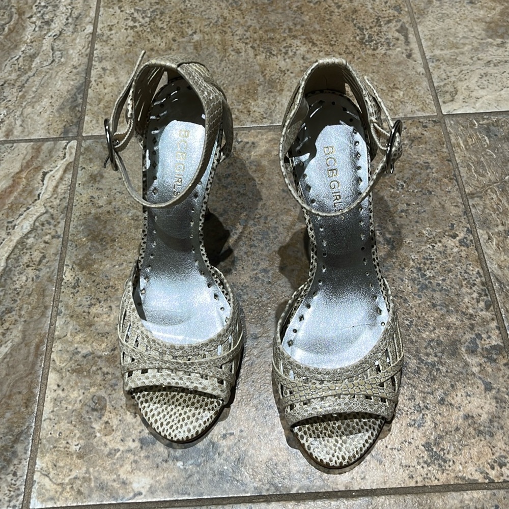 BCBGirl Pumps beige/ tan size 7 , heel approx 4”